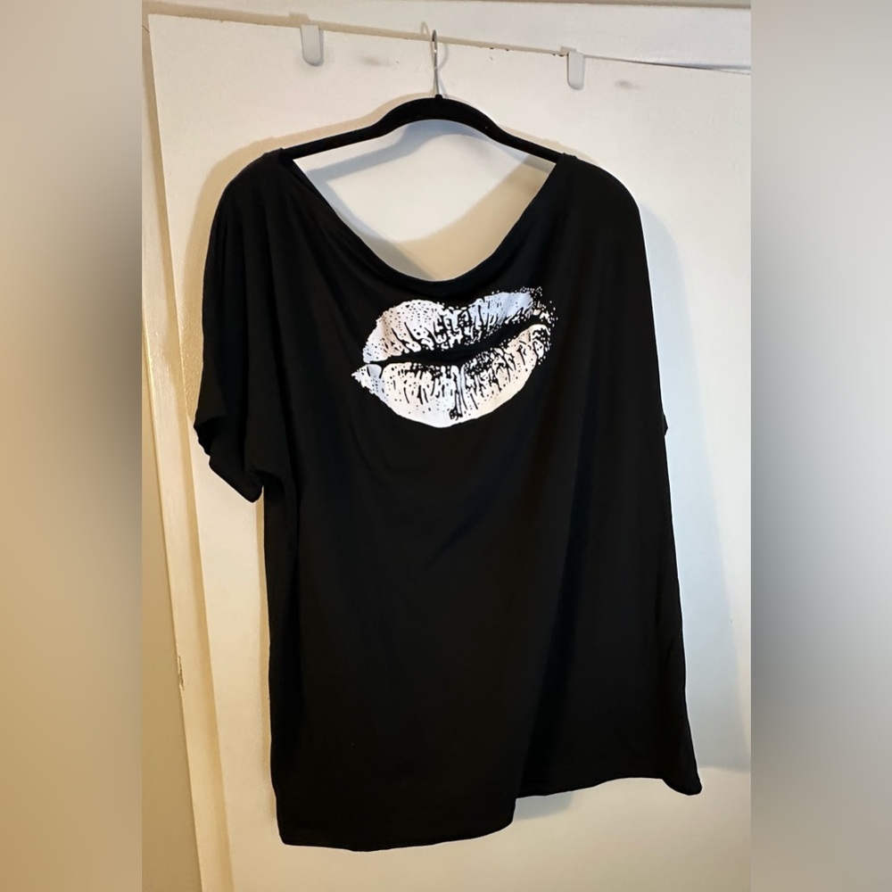 Flirty graphic top